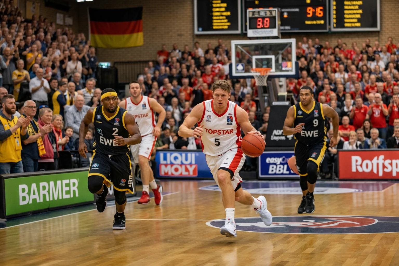 Deutsche BBL-Basketballhalle mit leidenschaftlichen Fans und spannender Spielszene