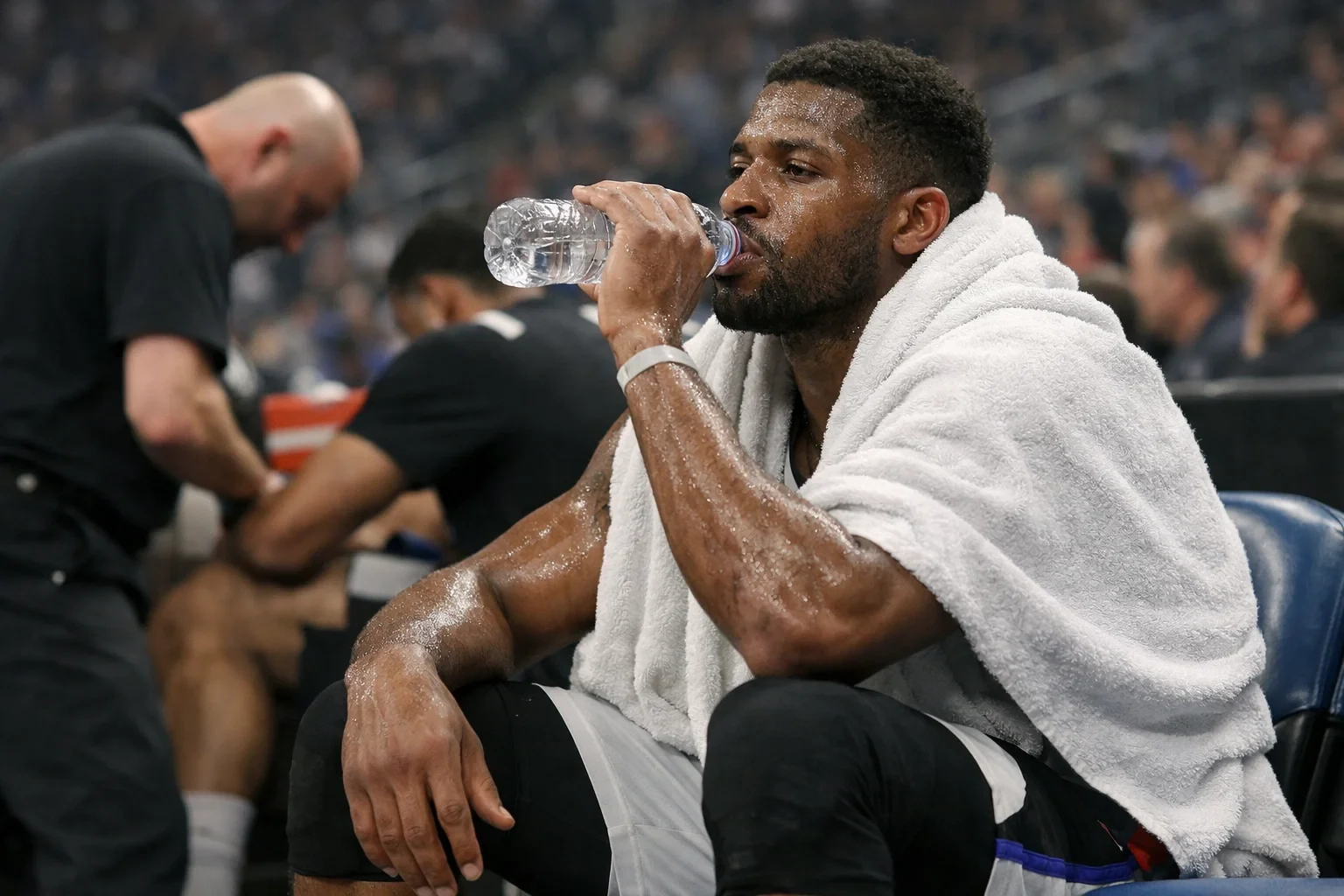 Erschoepfter Basketballspieler waehrend eines langen NBA-Saisonmarathons auf der Bank